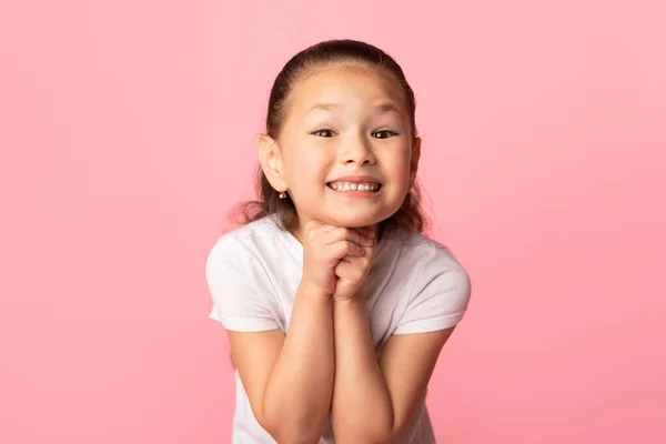 Esperançoso pouco asiático menina orando para algo — Fotografia de Stock