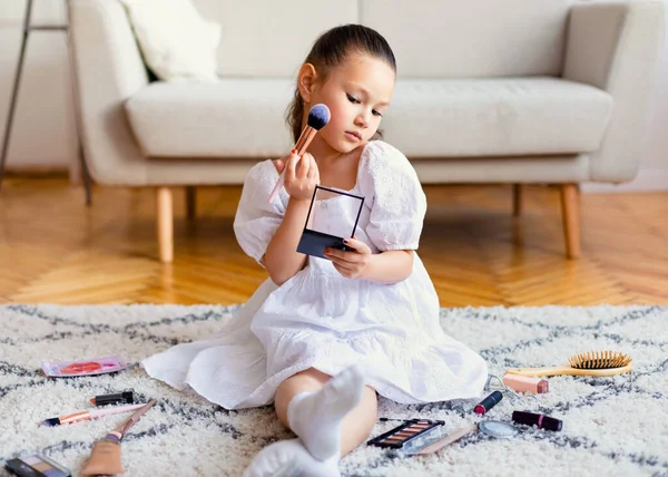 Japans klein meisje spelen met cosmetica maken make-up thuis — Stockfoto