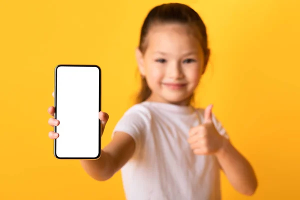 Muchacha mostrando blanco pantalla del teléfono celular en blanco —  Fotos de Stock