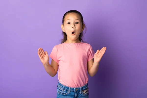Asiatico bambino con bocca aperta diffusione mani in eccitazione — Foto Stock