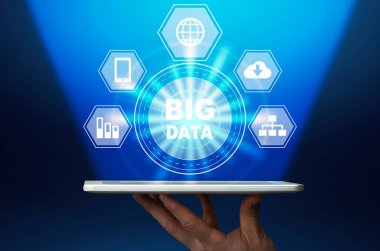 Dijital Tablet Üzerinde Çokluortam Simgeleri olan Büyük Veri Dijital Hologramı