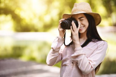 Genç Asyalı Turist Kız Modern Kamerayla Dışarıda Fotoğraf Çekiyor