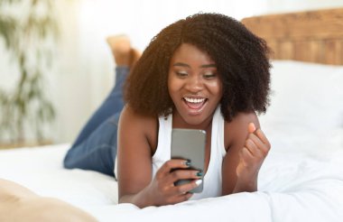 Heyecanlı afro kız telefonu tutmaktan mest oluyor.