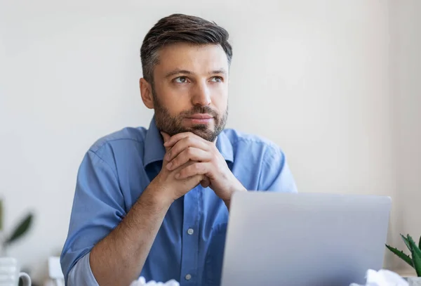 Ik denk aan het businessplan. Pensive Businessman werkt aan nieuw project in Office — Stockfoto