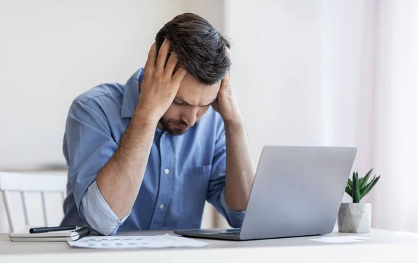 Concetto di fallimento. Depresso imprenditore maschile che soffre di fallimento aziendale, seduto sul posto di lavoro — Foto Stock