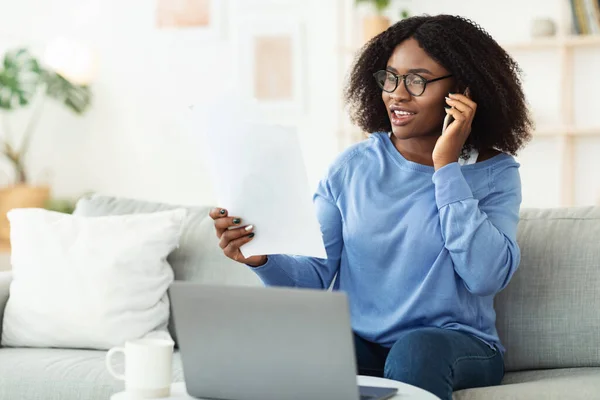 Portret czarnej bizneswoman wykonującej telefon — Zdjęcie stockowe