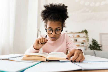 Ev ödevlerini yaparken kitap okuyan Afrikalı genç kız şok oldu.