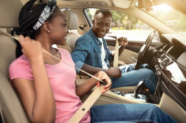 Genç siyah çift arabayla seyahat edecek.