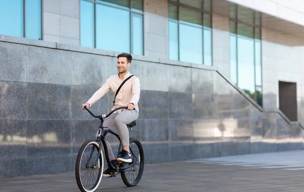Geração moderna e estilo de vida saudável. Jovem empresário vai trabalhar de bicicleta — Fotografia de Stock