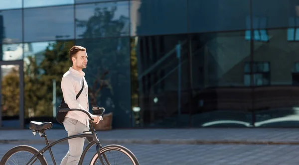 Vervoer, levensstijl en activiteit. Kerel in formele kleding gaat met de fiets — Stockfoto