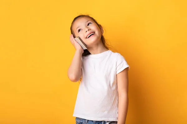 Glad tjej pratar på mobiltelefon i studio — Stockfoto