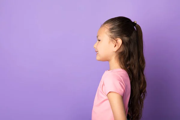 Happy asian kid posing and looking at copyspace — Stock Photo, Image