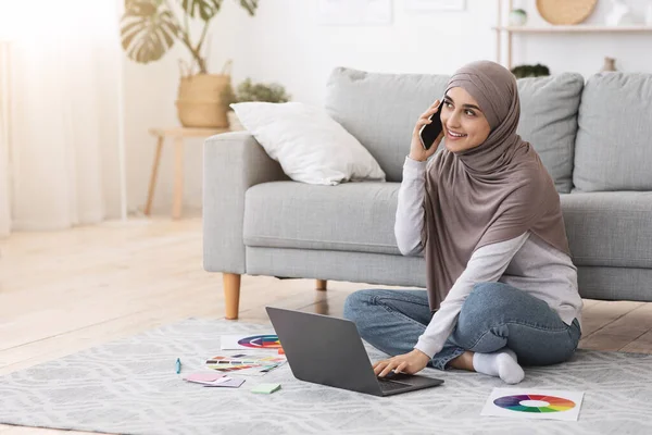 Ide bisnis jarak jauh. Perancang Freelance Wanita Arab Muda Bekerja di Rumah — Stok Foto