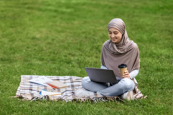 Arab lány diák használja laptop és kávézás a parkban — Stock Fotó