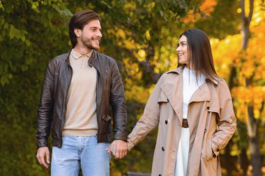 Karı koca hafta sonunu sonbahar ormanında geçiriyorlar.