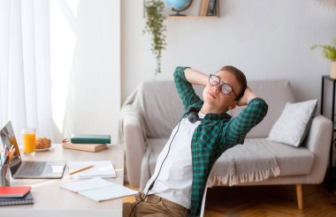 Sınavlara hazırlanırken yorgun düşen öğrenci uyuyor.