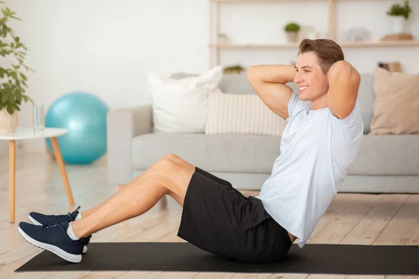 Abs egzersizi. Mutlu adam sağlıklı bir yaşam için sabah antrenmanı yapıyor. — Stok fotoğraf