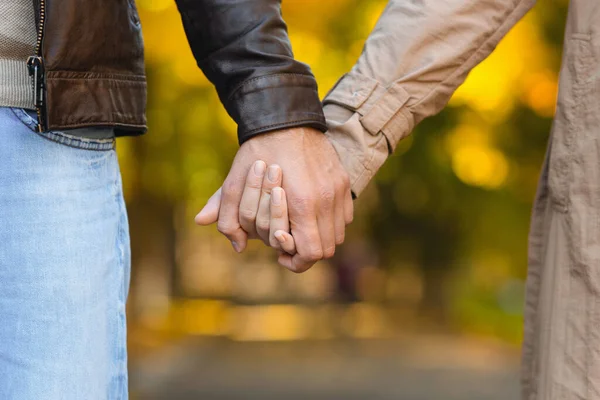 Close-up van paar in liefde het vasthouden van handen tijdens het lopen — Stockfoto