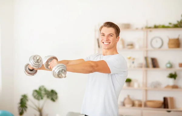 Trainer macht Videoaufzeichnung für Sportblog. Glücklicher Mann macht Übungen mit Hanteln — Stockfoto