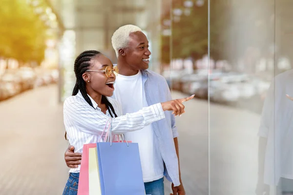 Verrast Afrikaans Amerikaans echtpaar zag verkoop in winkel showcase — Stockfoto