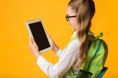 Tabletli Liseli Kız Eğitim Uygulaması, Sarı Arkaplan, Model