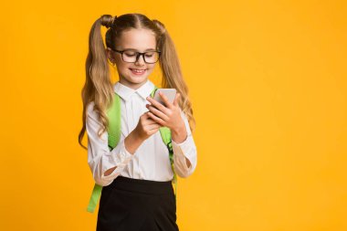 Smartphone Kullanan Liseli Kız Sarı Arkaplanda Duruyor, Boş Alan