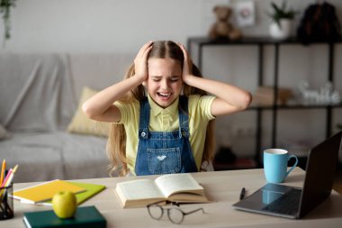 Kitap okurken çığlık atan liseli kız