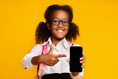 Afrikalı Liseli Kız Sarı Arkaplan Üzerinde Boş Telefon Ekranı Gösteriyor, Mockup