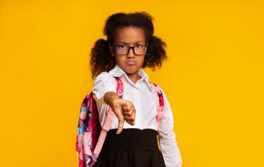 Hoşnutsuz Siyahi Öğrenci Kız Başparmağıyla Hareket Ediyor Sarı Arkaplan Üzerindeki Bir Şey Onaylamıyor