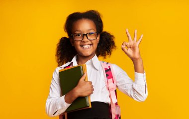 Siyah Öğrenci Kız Hareketi Tamam Sarı Arkaplan Üzerine Okul Kitapları Tutma