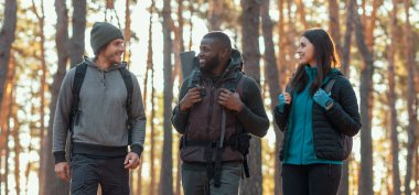 Uluslararası takım ormanda yürüyüş yaparken konuşuyor