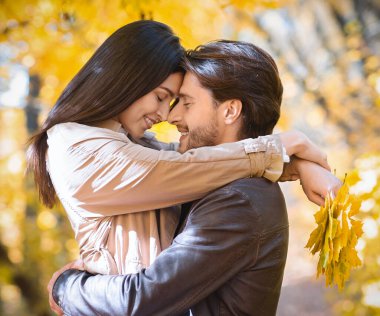 Golden Park 'ta sarılan sevgili çiftin yakın portresi.