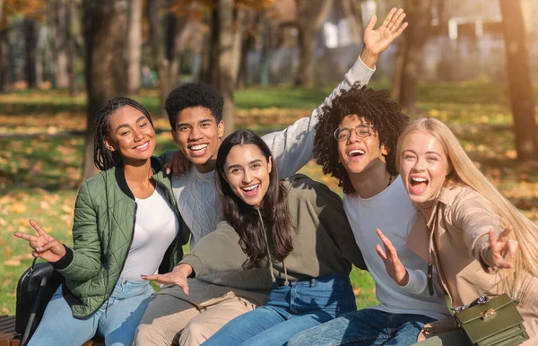 Emocional grupo internacional de adolescentes posando en el parque —  Fotos de Stock