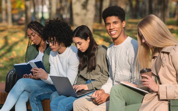 Grupa studentów zagranicznych studiujących w jesiennym parku — Zdjęcie stockowe