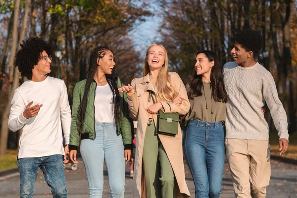 Positivo adolescente amigos pasar tiempo en el otoño parque —  Fotos de Stock