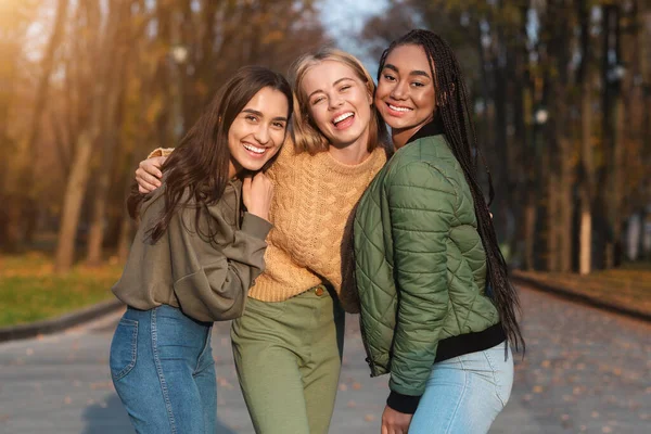 Três meninas adolescentes bonitas posando no parque público — Fotografia de Stock