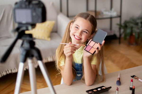 Ung flicka gör makeup, inspelning skönhet blogg — Stockfoto