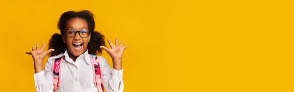 Happy African American Schoolgirl Shouting Over Yellow Studio Background — Stock Photo, Image