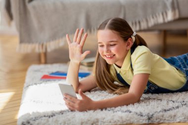 Cep telefonuyla video görüşmesi yapan bir kız.