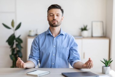 Ofis Zen. Rahatlamış Erkek Girişimci İş yerinde Meditasyon, İşle Başa Çıkma Stres