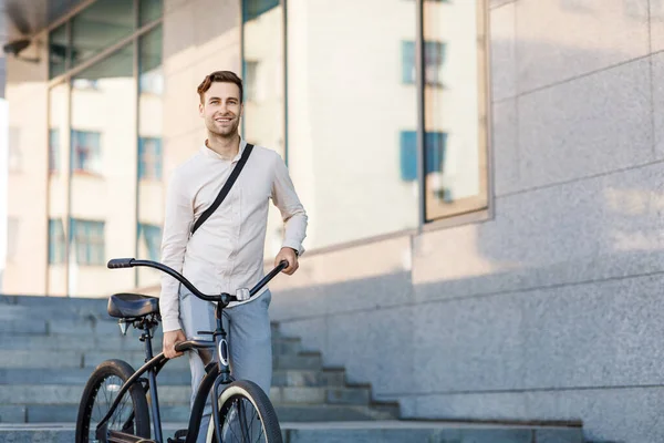 Transporte conveniente na cidade. Empresário descendo escadas com bicicleta — Fotografia de Stock