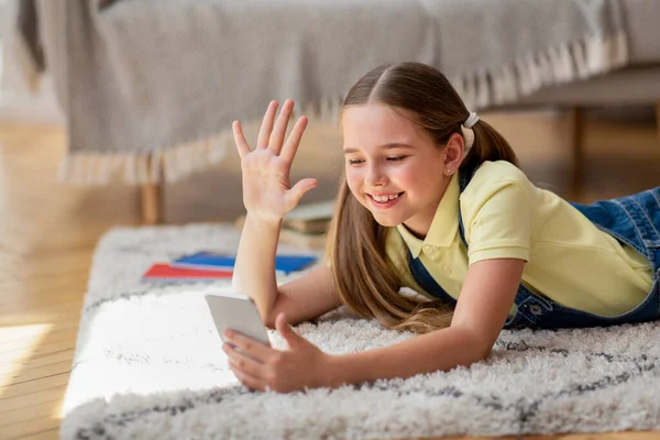 Cep telefonuyla video görüşmesi yapan bir kız.