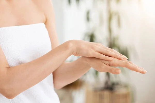 Closeup of female hands, woman using moisturizer — Stock Photo, Image