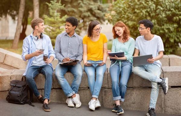 Çok Kültürlü Öğrenciler Birlikte Öğreniyorlar Grup Projesinde Dışarıda Oturuyorlar — Stok fotoğraf