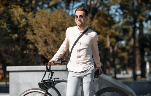 Bisikletli hippi işadamının portresi.