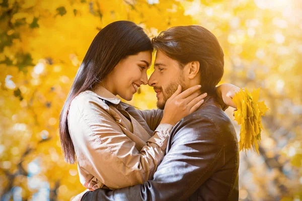 Primer plano retrato de pareja amorosa sobre fondo de otoño — Foto de Stock