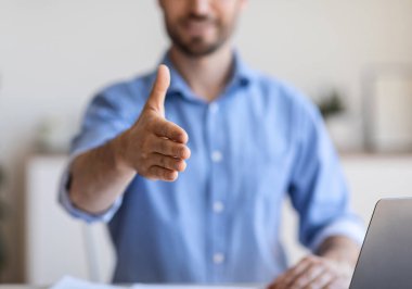 Ortaklık kavramı. İş adamı, Modern Ofiste Oturan İş Görüşmesi sırasında El sıkışmak için elini uzatıyor. Seçici Odaklanma