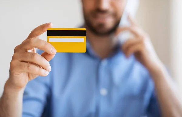 Online Banking. Μη αναγνωρίσιμος άνθρωπος που κατέχουν πιστωτική κάρτα και μιλώντας στο κινητό τηλέφωνο — Φωτογραφία Αρχείου
