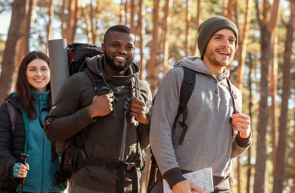 Mezinárodní skupina Backpackers jít do lesa — Stock fotografie