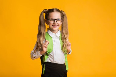 Sırt çantalı Liseli Kız Stüdyoda Kameraya Gülümsüyor